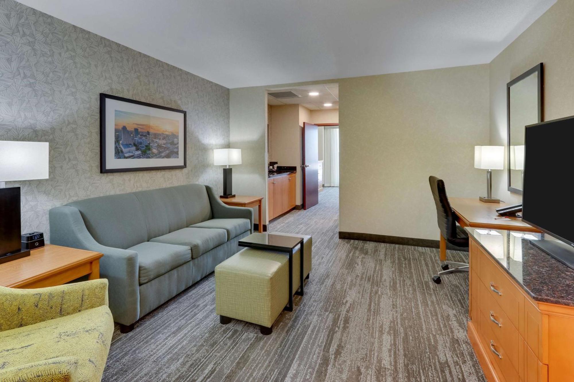 Drury Inn & Suites Orlando Near Universal Orlando Resort Екстериор снимка